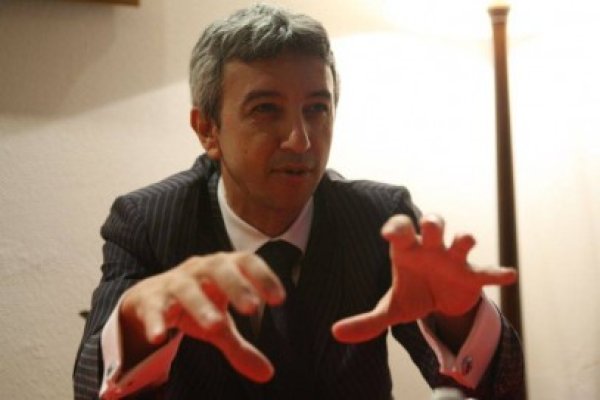 Dan Diaconescu: Ungureanu, o marionetă. Doar semnează hârtiile scrise de Băsescu, adevăratul premier